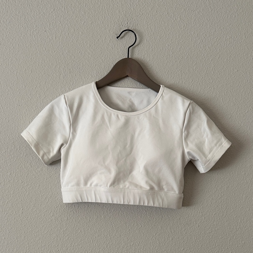 NVGTN crop top in white open back size medium athletic fitness yoga